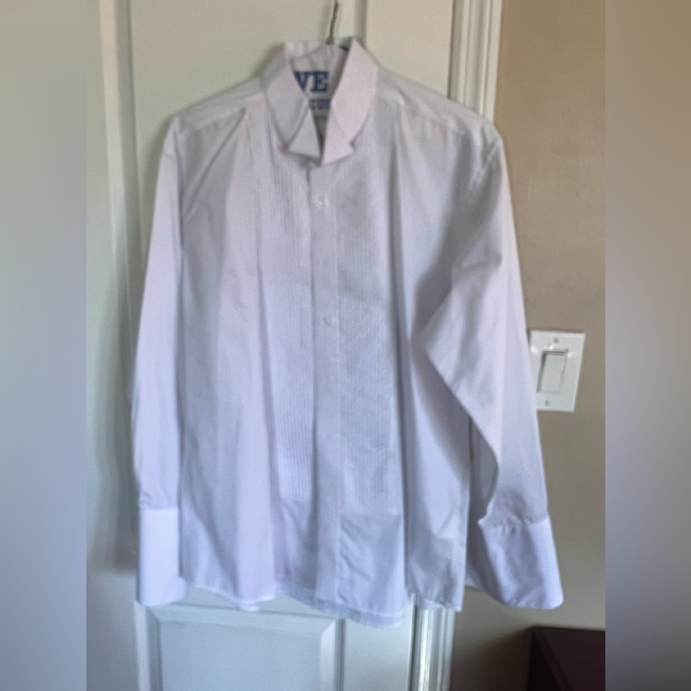 Tuxedo long sleeves shirt, uses cuff links , Not included.